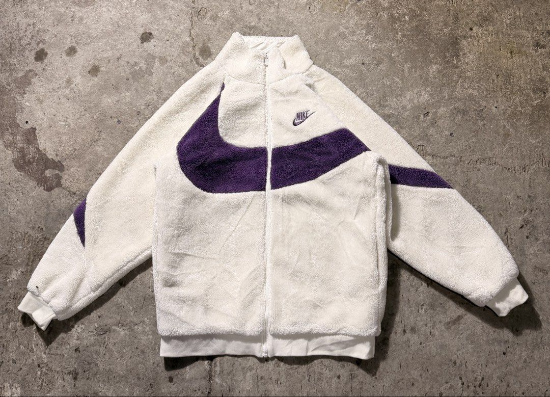 Sherpa nike jacket (Category: Coats, Jackets and Outerwear) located in Candelaria. Submitted by ballerthrift796 (Listing ID 1463955595, Image 1). Description: Sherpa nike Excellent condition No tags No issue 24x39.