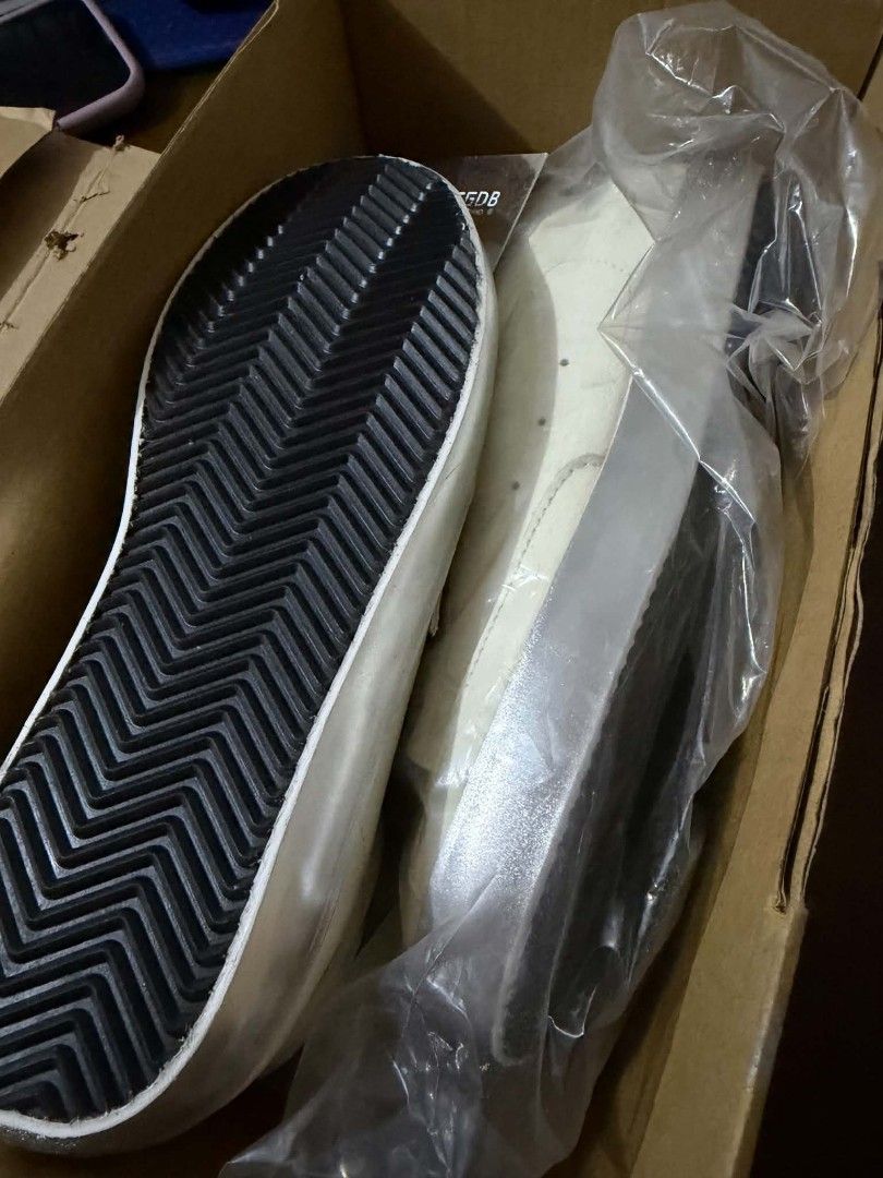 Shoes (Category: Everything Else Others) located in Marikina City. Submitted by caiteeekat (Listing ID 1464017405, Image 3). Description: GGDB 5200 only now.
