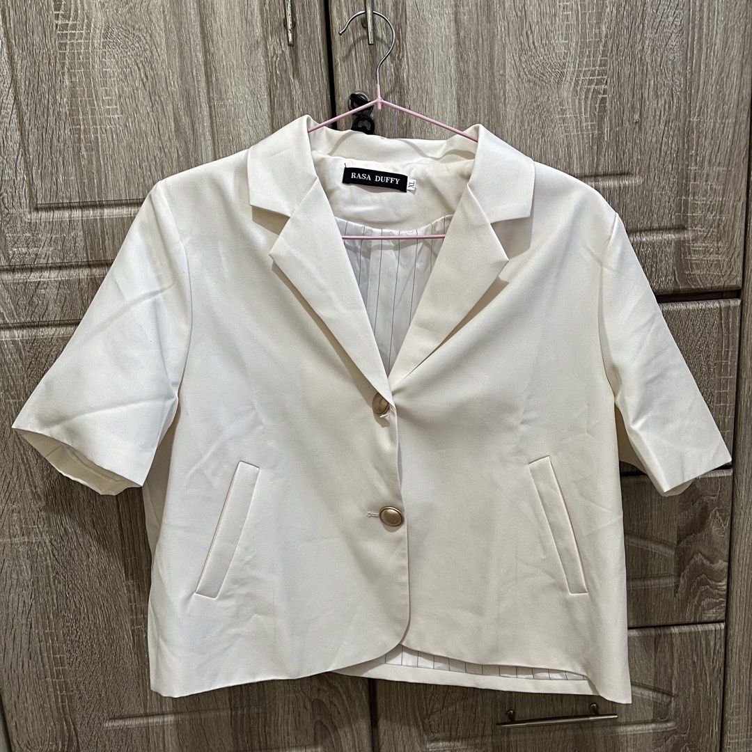 Short Sleeve Cropped Blazer Large-XL (Category: Coats, Jackets and Outerwear) located in Baao. Submitted by elis.closet (Listing ID 1463939929, Image 1). Description: Short Sleeve Cropped Blazer / Suit Jacket Condition: Like new, washed once but never used Color: Off White Size: Fits Large to XL, cropped fit with front pockets and button details Price: ₱500 Super classy and versatile. Perfect for smart-casual office wear, meetings, or dressing up