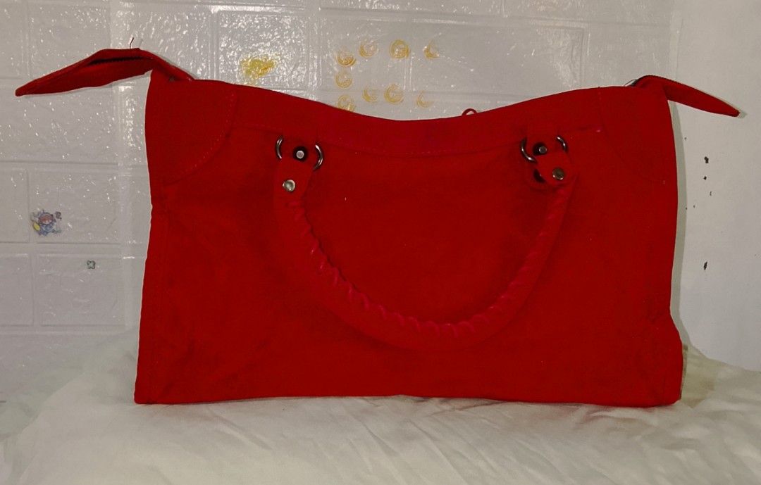 shoulder/sling bag (Category: Shoulder Bags) located in Bago City. Submitted by champsthrift. (Listing ID 1463981118, Image 2). Description: excellent condition no issue width 14.5 length 9.