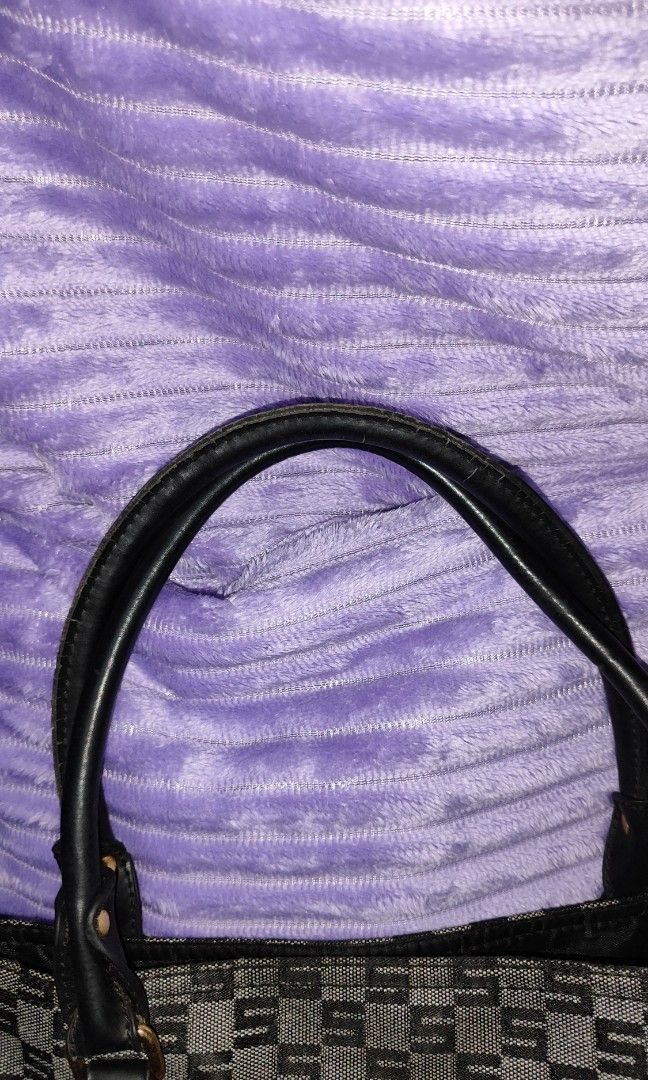 Sisley Shoulder Bag (Category: Shoulder Bags) located in Manila. Submitted by thecalvinedit (Listing ID 1463977760, Image 3). Description: SISLEY SHOULDER BAG Preloved • Excellent Condition ✨ Excellent preloved condition ✨ Minimal signs of use ✨ Well-maintained & carefully kept ✨ No major flaws 📸 Actual item shown — please check photos for details..