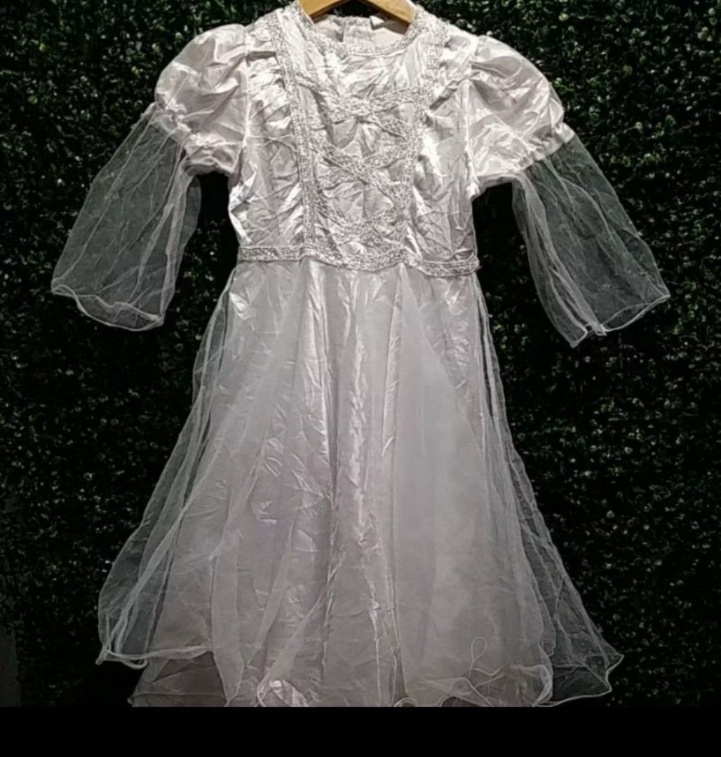 Size 4-6 kids wedding costume (Category: Babies & Kids Fashion) located in Tanauan. Submitted by yanaspreloved3 (Listing ID 1463984824, Image 2). Description: wedd8ng costume dress only no vail.