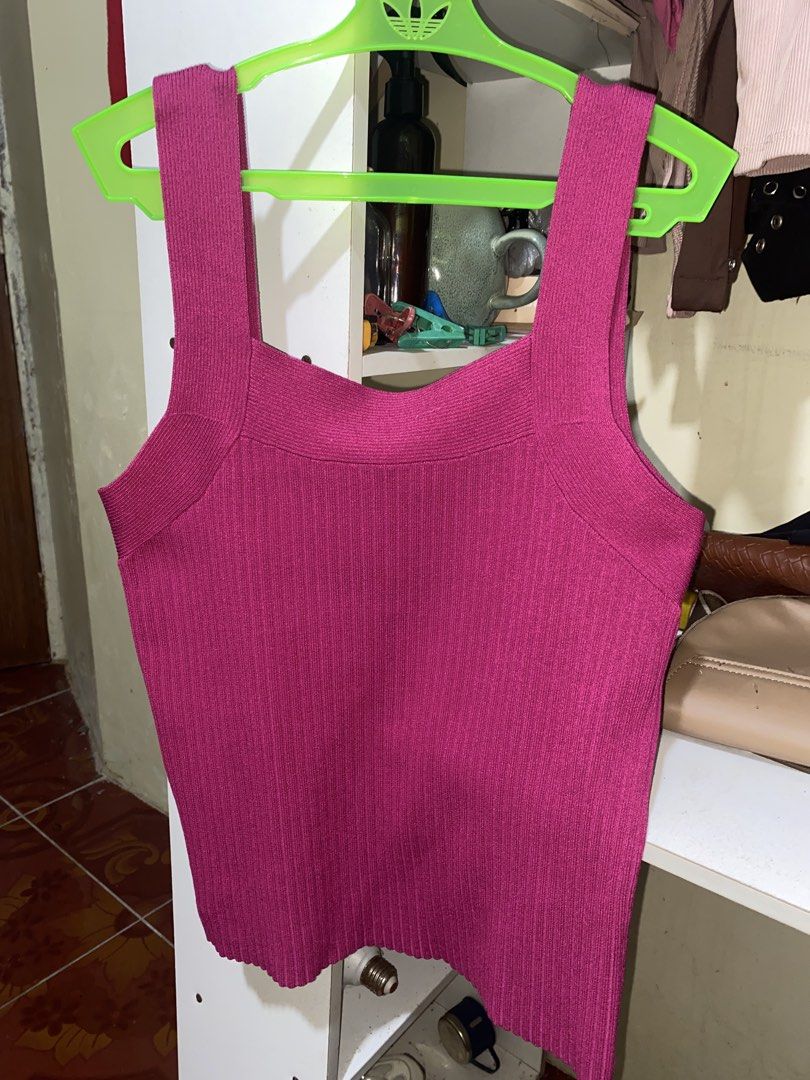Sleeveless Top (Category: Sleeveless) located in Antipolo. Submitted by chamm_424 (Listing ID 1464112369, Image 1). Description: Thick Fabric Med on Tag (but can fit upto large).