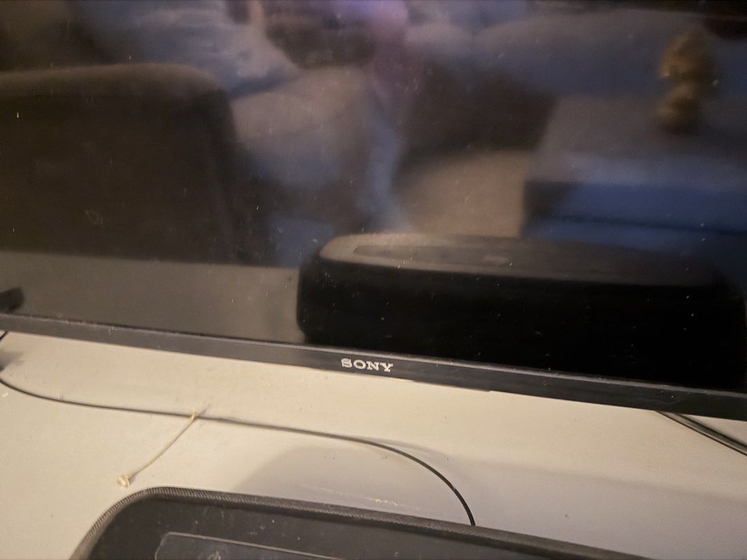 Sony Television (Category: TV) located in Muntinlupa City. Submitted by patats (Listing ID 1463986885, Image 2). Description: Pampatanggal sa bahay. Di gumagana. May bawas sa sure buyer. LCD problema.