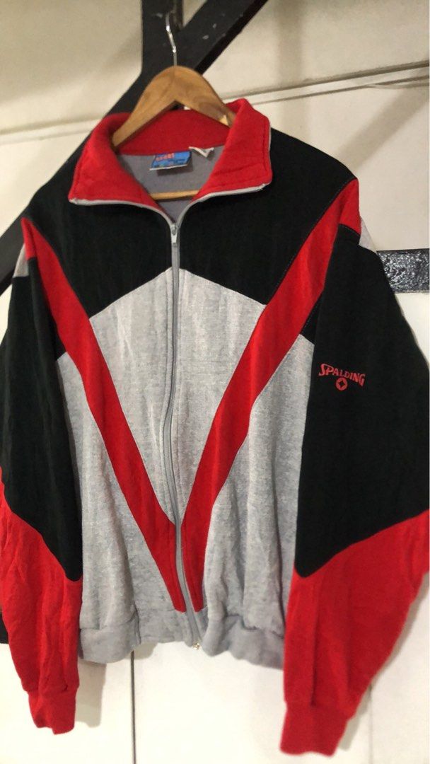Spalding jacket (Category: Announcements) located in Imus. Submitted by gabrielseth_12 (Listing ID 1463970461, Image 2). Description: Spalding jacket Size medium No issue Excellent condition 200pesos Imus cavite location .
