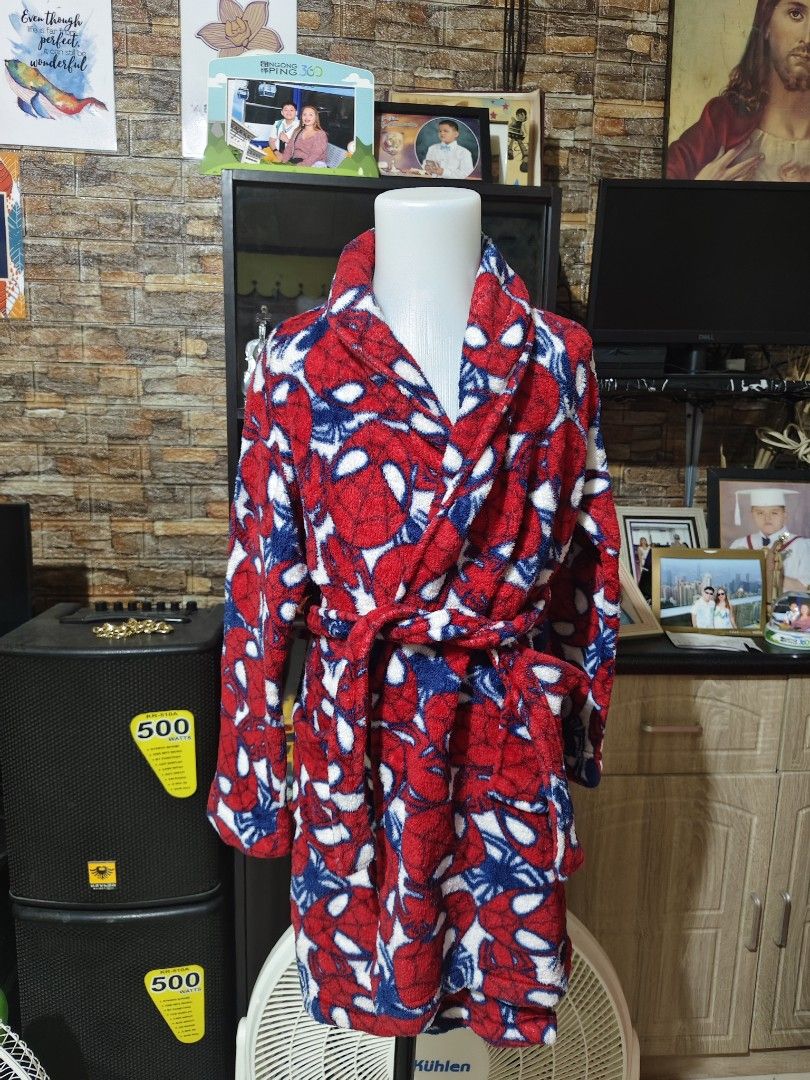 Spider-Man Fleece Robe (Category: Babies & Kids Fashion) located in Manila. Submitted by duffy-080 (Listing ID 1464026925, Image 1). Description: - Super cozy fleece robe - Fun Spider-Man print (red, blue, white) - Includes tie belt and pockets - Ideal for lounging at home - Perfect gift for any Marvel fan - Soft and comfortable material -bust 46 (kids ) -lenght 67 .