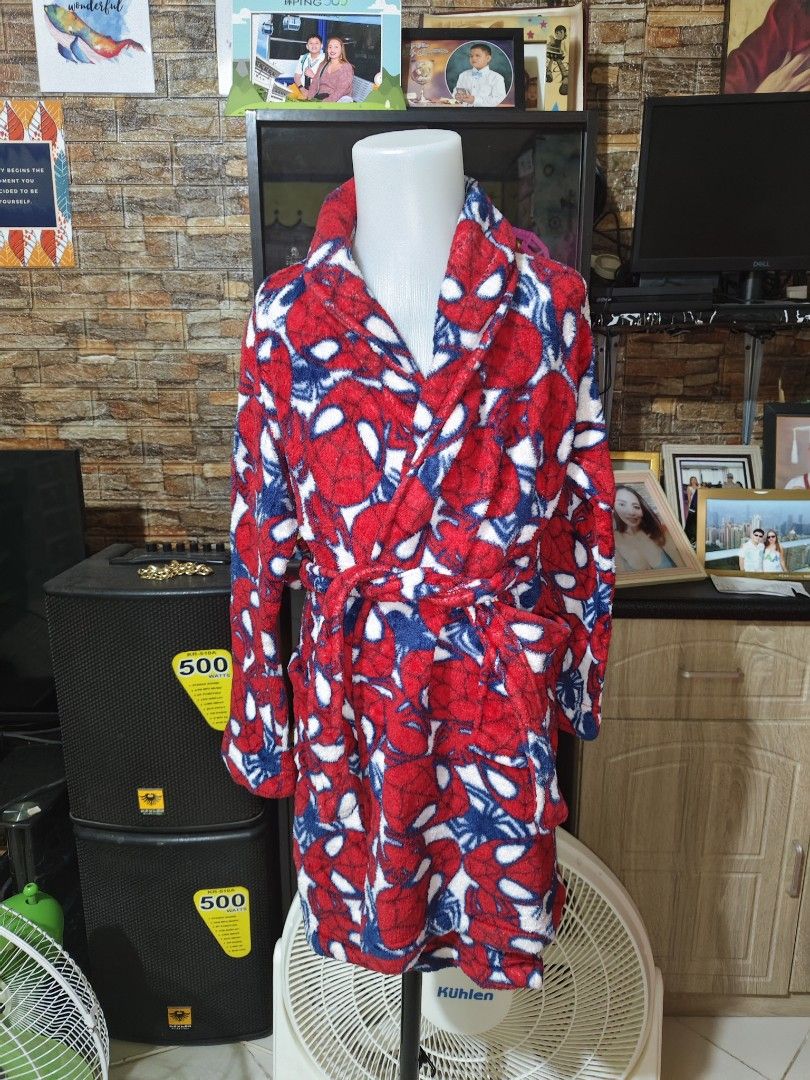 Spider-Man Fleece Robe (Category: Babies & Kids Fashion) located in Manila. Submitted by duffy-080 (Listing ID 1464026925, Image 2). Description: - Super cozy fleece robe - Fun Spider-Man print (red, blue, white) - Includes tie belt and pockets - Ideal for lounging at home - Perfect gift for any Marvel fan - Soft and comfortable material -bust 46 (kids ) -lenght 67 .