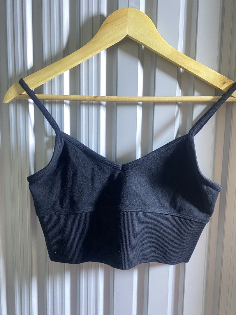 Sports bra alo (Category: Activewear) located in Manila. Submitted by 2mclo (Listing ID 1463987290, Image 2). Description: Himol2 last pic Medium fit Bus width 14.