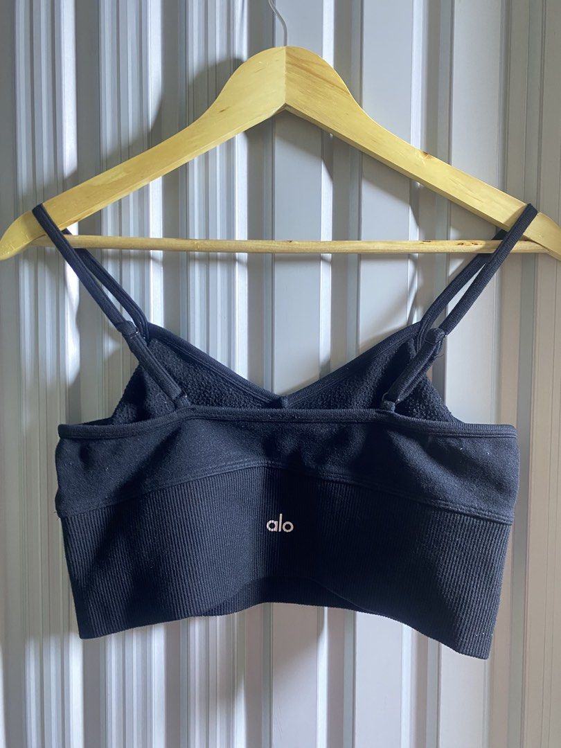 Sports bra alo (Category: Activewear) located in Manila. Submitted by 2mclo (Listing ID 1463987290, Image 1). Description: Himol2 last pic Medium fit Bus width 14.
