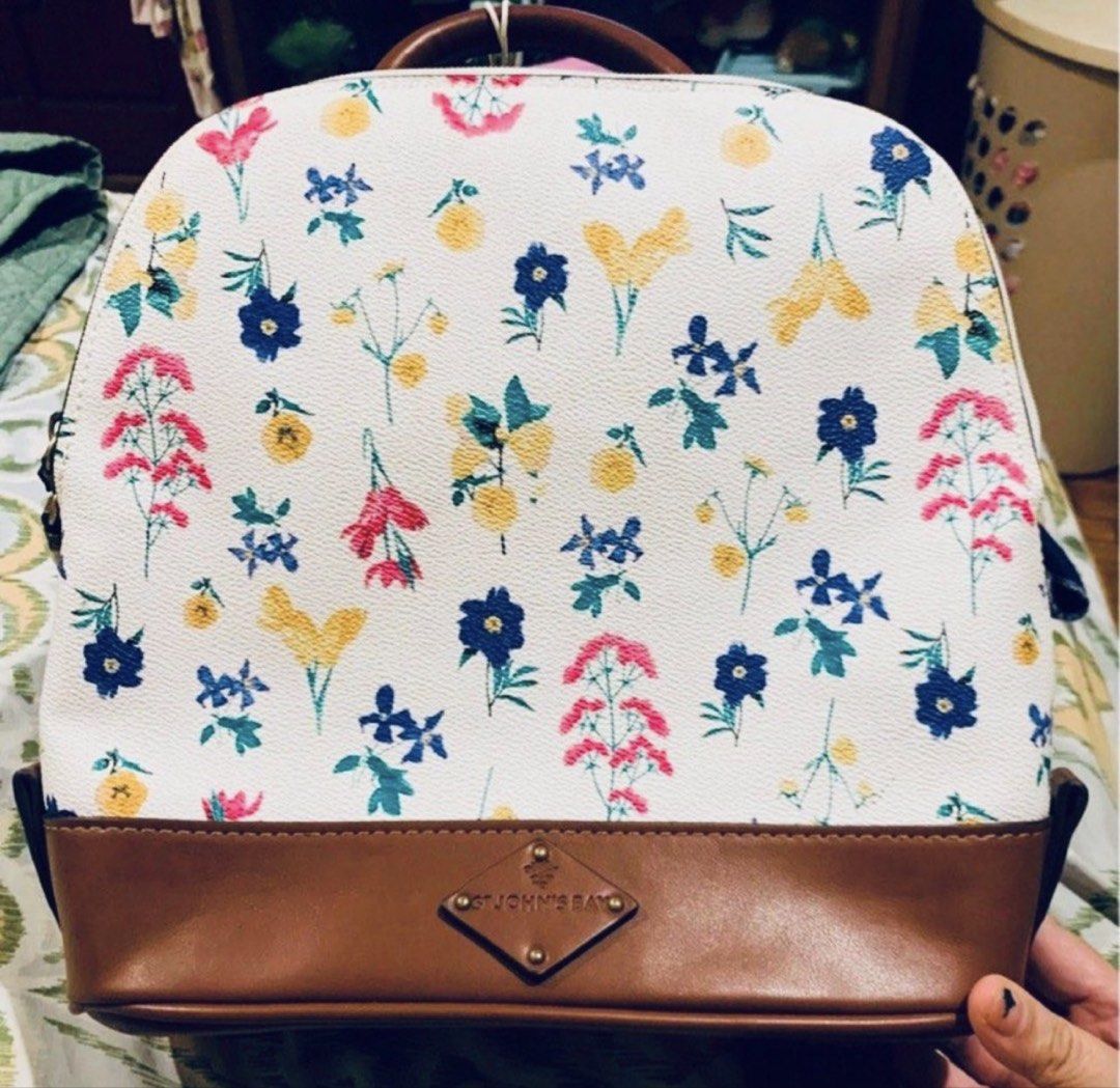St. John’s Bay Flower Backpack ( see info) (Category: Backpacks) located in Paranaque City. Submitted by arianem031087 (Listing ID 1464042883, Image 1). Description: Item was never been used. Stored ( plastic storage) Flaws: small crack ( see picture) cause of wrong storage. 1 secret pocket 1 zipper pocket inside Payment first before sending .