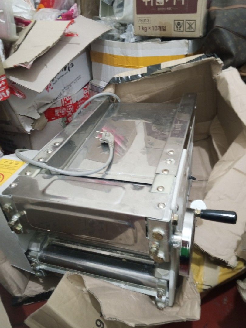 Stainless Steel Noodle Maker Machine (Category: Cookware & Accessories) located in Marikina City. Submitted by luckyhorse.e0b09f (Listing ID 1463999608, Image 2). Description: - Stainless steel noodle maker - Features rollers for making noodles - Operates with a side crank handle - Comes with a power cord - Perfect for homemade fresh pasta.