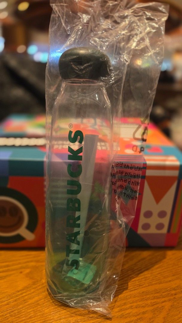 Starbucks Green Radient Water Bottle (Category: Water Bottles & Tumblers) located in Quezon City. Submitted by kctheexplorer05 (Listing ID 1464075493, Image 2). Description: - Brand new Starbucks water bottle - Still in original plastic packaging - Clear and visible Starbucks logo - Ideal for your daily beverages.