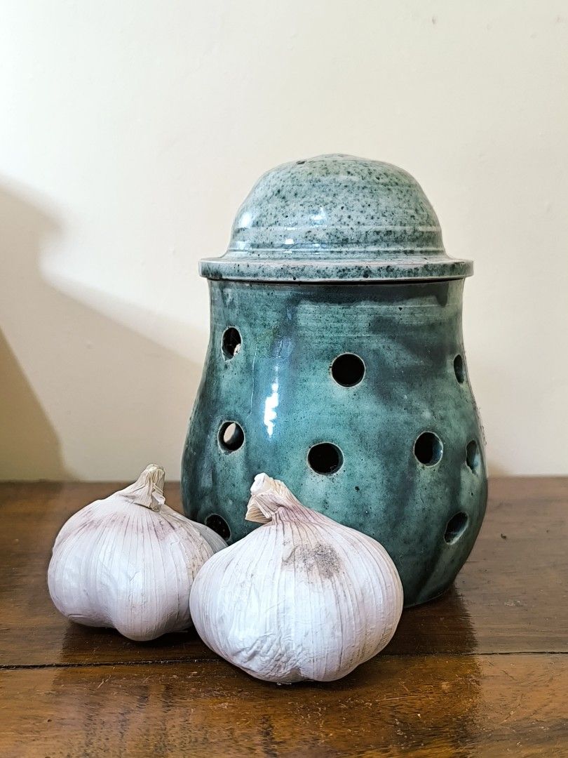 Stoneware Garlic Keeper (Category: Coffee & Tea Tableware) located in Pangil. Submitted by kopee_matcha (Listing ID 1464055875, Image 2). Description: May maliit na chip sa rim pero di kita pag naka takip na.