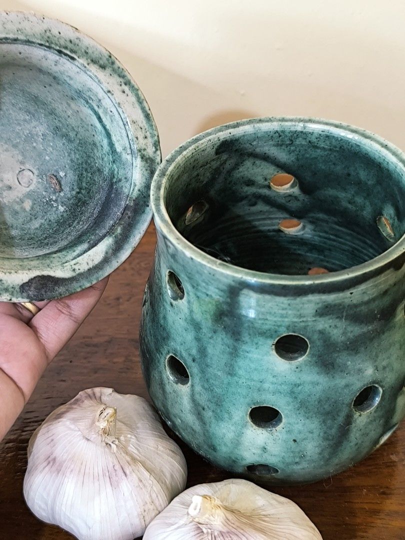 Stoneware Garlic Keeper (Category: Coffee & Tea Tableware) located in Pangil. Submitted by kopee_matcha (Listing ID 1464055875, Image 3). Description: May maliit na chip sa rim pero di kita pag naka takip na.