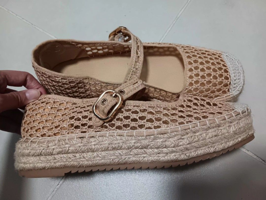 Stradivarius (Category: Shoe inserts) located in Pasay City. Submitted by secretas (Listing ID 1464036275, Image 3). Description: slightly used..