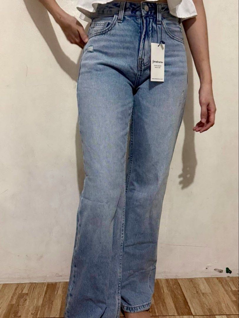Stradivarius Light Wash Wide Leg Jeans (Category: Jeans) located in Pasig City. Submitted by thedngsthings (Listing ID 1463984407, Image 1). Description: Waist 26 Hips 36.
