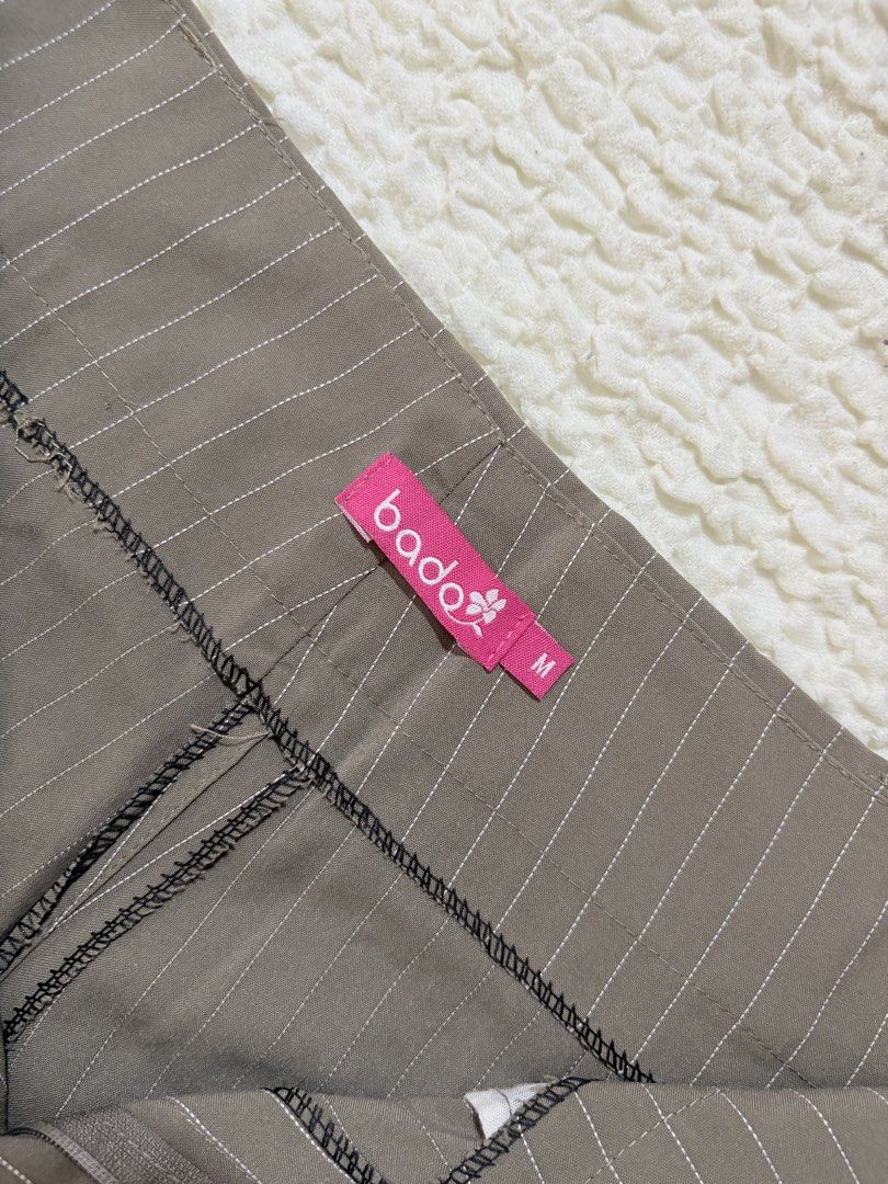 stripe low waisted jeans (Category: Jeans) located in Manila. Submitted by belles.clos3t (Listing ID 1464001898, Image 3). Description: reminders!! BEFORE YOU CHECKOUT • All pieces are thrifted & washed. • Minor flaws/signs of wear may be present. • Check photos & measurements before claiming/bidding. • Colors may vary due to lighting. • No cancellations once claimed/won. • Shipping delays are beyond „Belle’s Closet’s control..