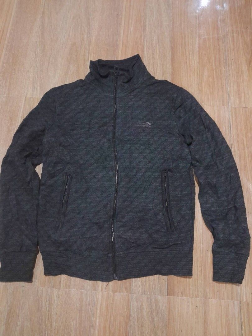 Superdry Orange Label Zip Up Jacket Small (Category: Coats, Jackets and Outerwear) located in Calamba. Submitted by ysabellascloset17 (Listing ID 1463948287, Image 2). Description: - Superdry Orange Label Jacket - Color: Dark Grey with subtle patterned texture 20x25 - Style: Full zip front with stand-up collar - Features: Two zip pockets - Size: Small - Origin: Made in China.