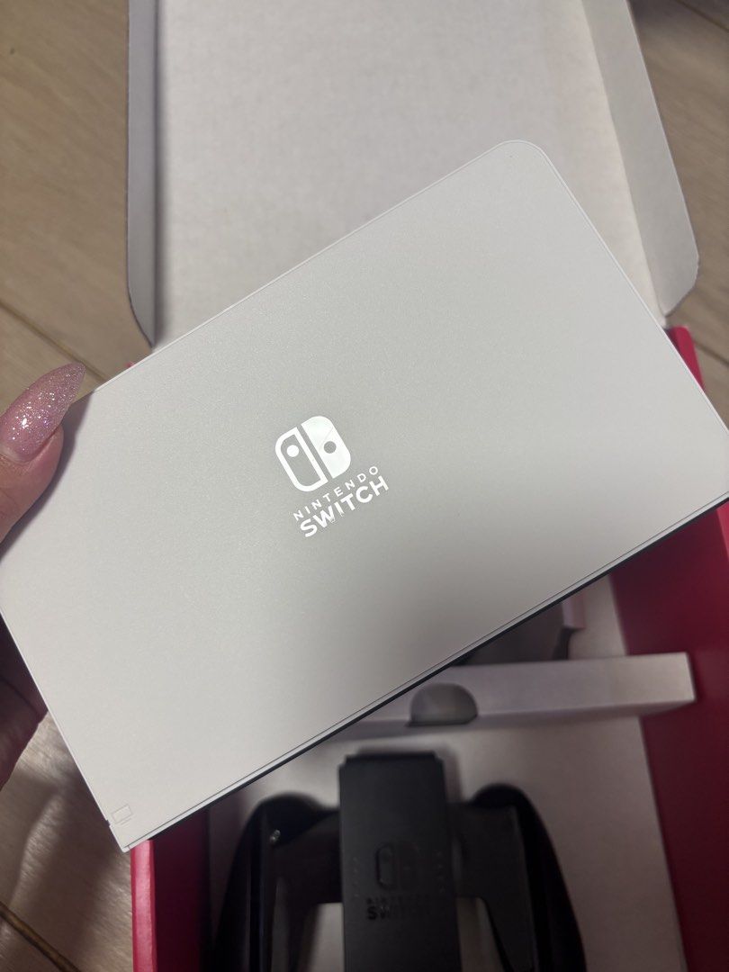 Switch OLED 款式底座 （分類：Nintendo 任天堂）位於 Hong Kong。 由 ixieaqxde8 提交（商品編號 1464058605，圖片 1）。簡介： 圖中所有東西 冇主機 有盒and防塵袋 99新。