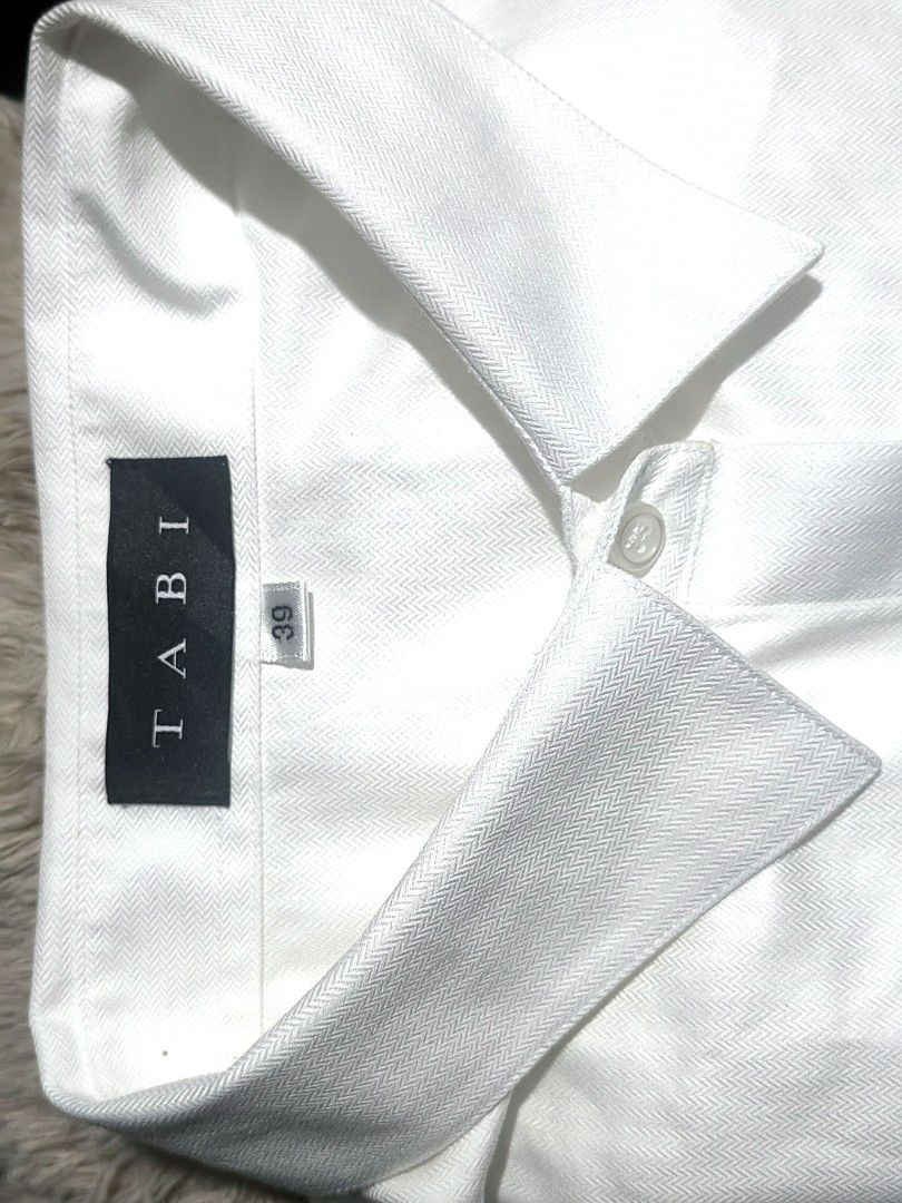 TABI herringbone weave White Short Sleeve Button Up Shirt (Category: Shirts) located in Donsol. Submitted by saksthriftavenuebyluckymaria8 (Listing ID 1459867405, Image 2). Description: - Classic white short sleeve shirt - Brand: TABI - Features: Button-up front, collar - Style: Simple, clean, sharp, neat - Versatile: Great for work or casual wear, easy to pair with anything TABI HERRINGBONE WEAVE PATTERN WHITE sz 39 fits M chest 20in length 24in