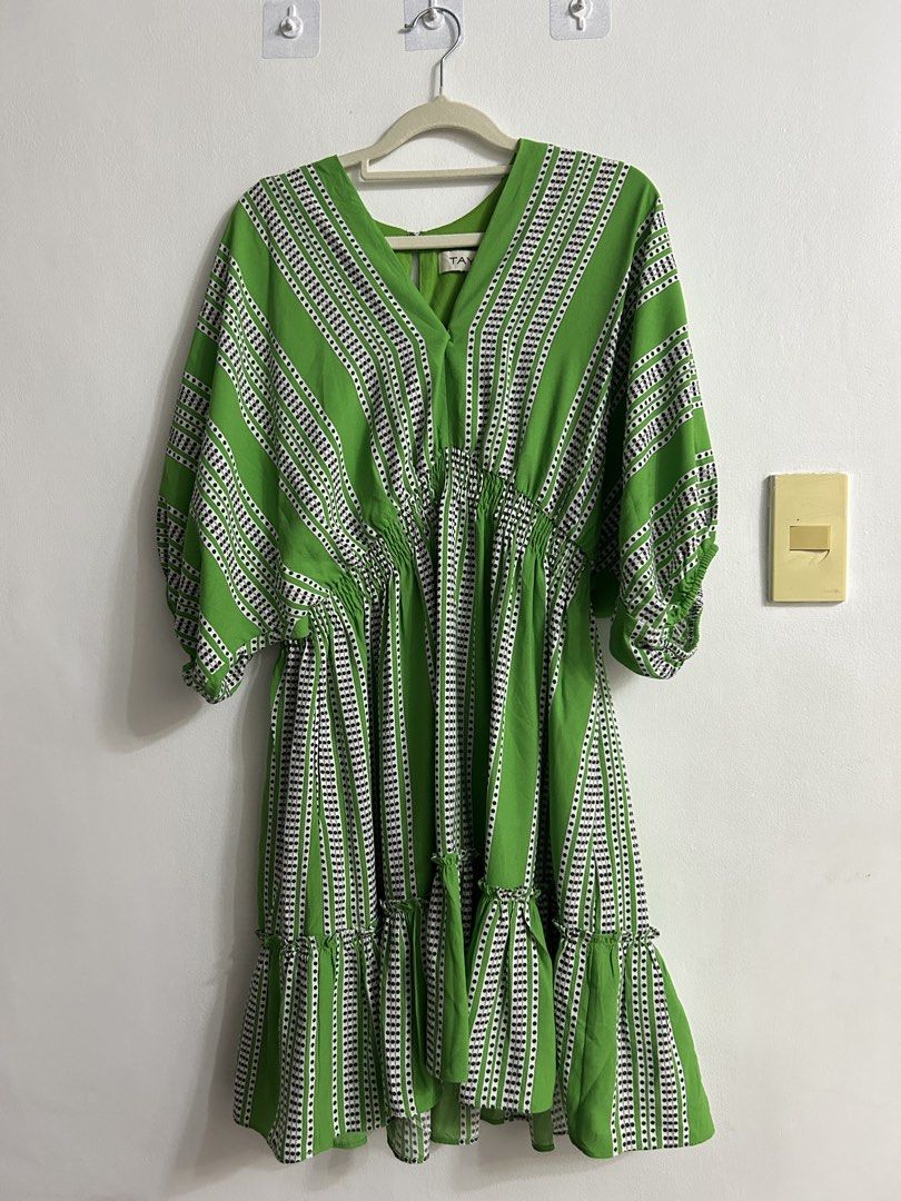 Taylor Green Dress (Category: Dresses) located in Paranaque City. Submitted by simplylizzy (Listing ID 1464032787, Image 2). Description: used only once .