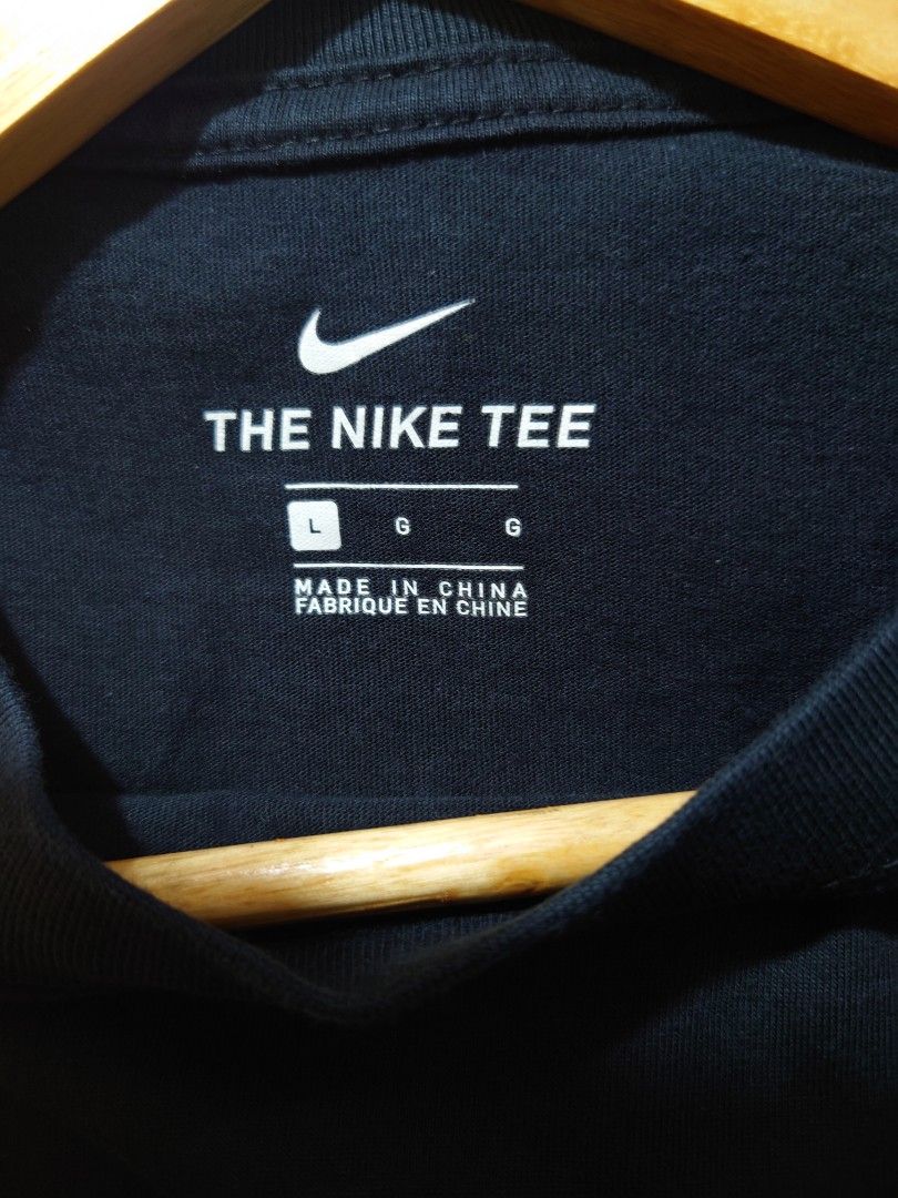 The Nike Tee tshirt thrift (Category: Tshirts & Polo Shirts ) located in Paranaque City. Submitted by emzeicool48572 (Listing ID 1464034116, Image 3). Description: Size: Medium to Large (22x27.5 inch) Material: Cotton Crew Neck Color: Charcoal Black color rate: 9/10 Condition: 9/10 📍Tambo Paranaque 💸Payment: Pay Maya only 📦🚚 Delivery: Lalamove or j&t (order mo book mo) No return policy Buy at your own risk Don't expect too much from this prod