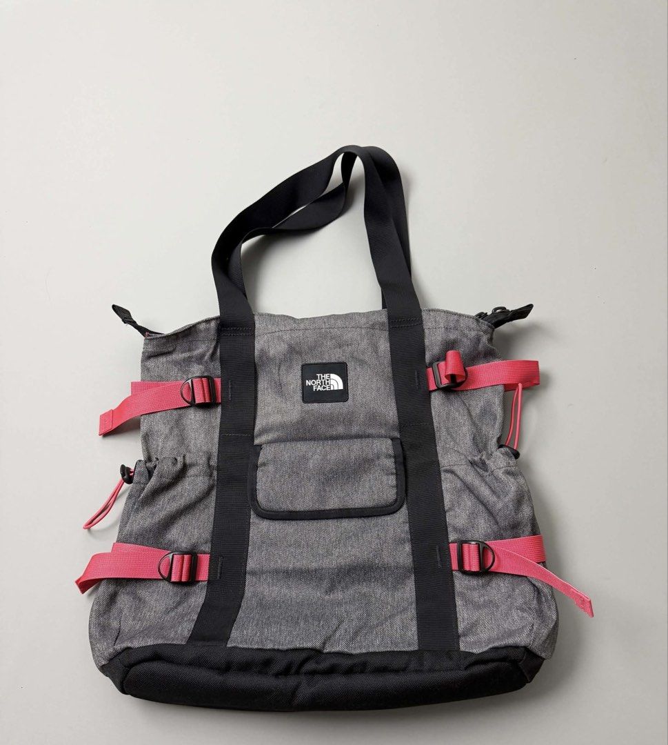THE NORTH FACE (Category: Tote Bags) located in Guagua. Submitted by sweetboyy (Listing ID 1464051894, Image 1). Description: THE NORTH FACE BLACK CARRYING HANDLES.