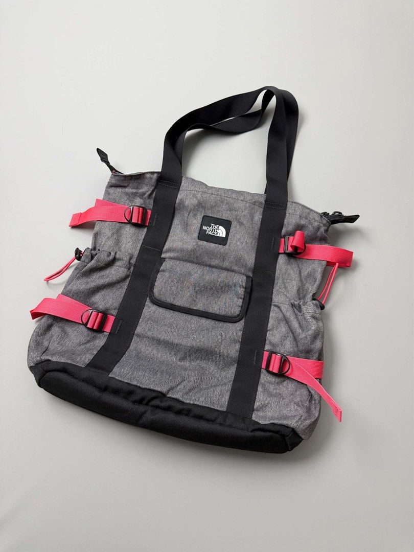 THE NORTH FACE (Category: Tote Bags) located in Guagua. Submitted by sweetboyy (Listing ID 1464051894, Image 2). Description: THE NORTH FACE BLACK CARRYING HANDLES.
