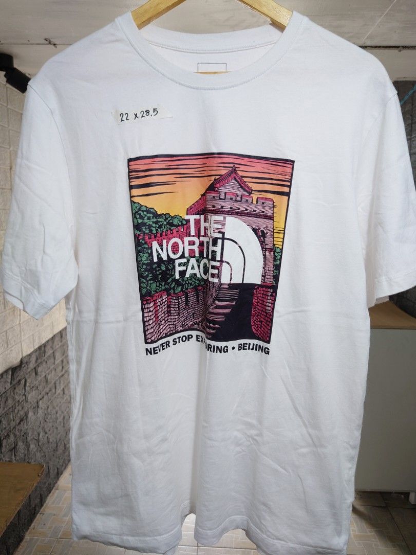The North Face tshirt thrift (Category: Tshirts & Polo Shirts ) located in Paranaque City. Submitted by emzeicool48572 (Listing ID 1464059856, Image 1). Description: Size: Medium to Large (22x28 inch) Material: Cotton Color: White color rate: 9.5/10 Condition: 9.5/10 issue: washable stain on the back 📍Tambo Paranaque 💸Payment: Pay Maya only 📦🚚 Delivery: Lalamove or j&t (order mo book mo) No return policy Buy at your own risk Don't expect too 