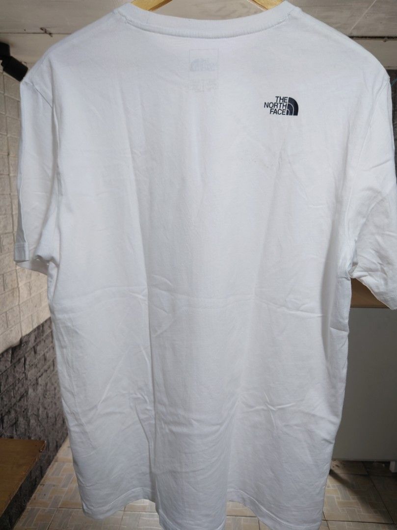The North Face tshirt thrift (Category: Tshirts & Polo Shirts ) located in Paranaque City. Submitted by emzeicool48572 (Listing ID 1464059856, Image 2). Description: Size: Medium to Large (22x28 inch) Material: Cotton Color: White color rate: 9.5/10 Condition: 9.5/10 issue: washable stain on the back 📍Tambo Paranaque 💸Payment: Pay Maya only 📦🚚 Delivery: Lalamove or j&t (order mo book mo) No return policy Buy at your own risk Don't expect too 
