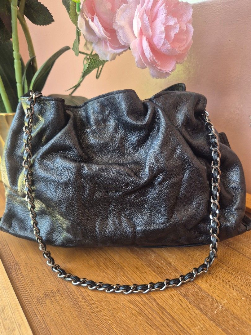 The Van (Category: Shoulder Bags) located in Lapu Lapu. Submitted by ej882019 (Listing ID 1463960904, Image 1). Description: fix price good as new superb leather quality kili2x bag.