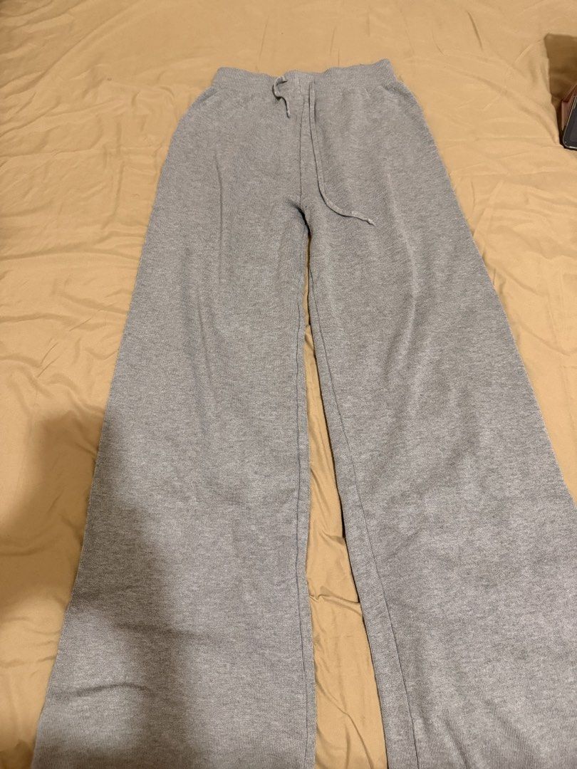 Thick Grey Wide Leg Sweatpants (Category: Jeans) located in Quezon City. Submitted by silverhaired (Listing ID 1464086533, Image 1). Description: - Comfy grey sweatpants - Wide leg design - Adjustable drawstring waist - Soft and cozy material - Versatile for lounging or casual outings - Easy to pair with any top - Ideal for everyday wear.