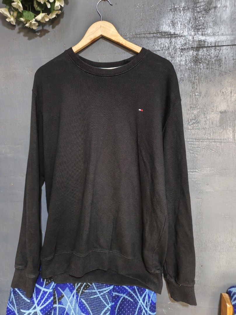 Tommy hilfiger pullover (Category: Luxury Apparel) located in Tacurong. Submitted by lyjetbrandedfinds_1827 (Listing ID 1463972012, Image 1). Description: L-XL AS NEW.