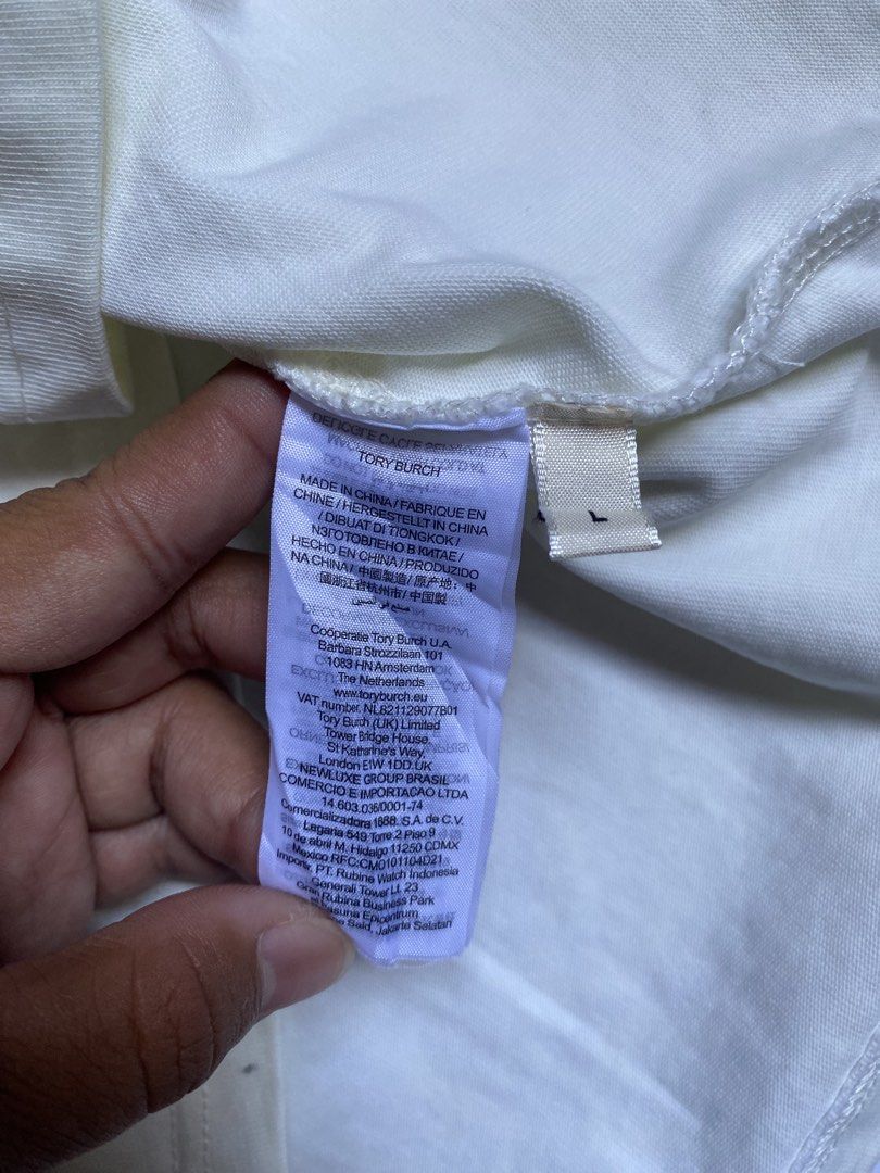 Tory Burch Crewneck shirt (Category: Tshirts & Polo Shirts ) located in Tabaco. Submitted by hidden_gem.2 (Listing ID 1463966093, Image 3). Description: Large No issue Need wash only.