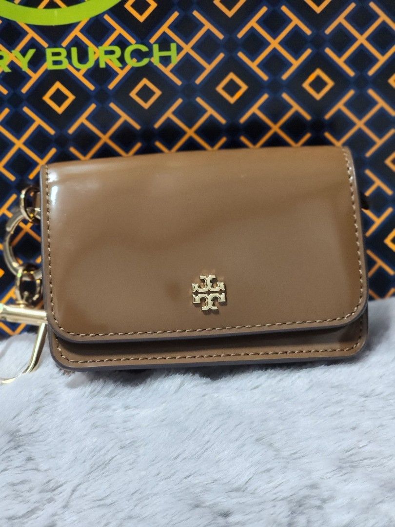 TORY BURCH EMERSON SMOOTH FLAP CARD CASE (Category: Luxury Bags & Wallets) located in Manila. Submitted by saiunite (Listing ID 1464011150, Image 1). Description: ✨ **TORY BURCH EMERSON SMOOTH FLAP CARD CASE** ✨ Simple, elegant, and perfect for everyday use. Compact enough to fit in your bag while keeping your cards organized in style. 🤎 👜 **Brand:** Tory Burch ✨ **Style:** Emerson Smooth Flap Card Case 💰 **Price:** ₱8000.00 💳 **Open for Laya