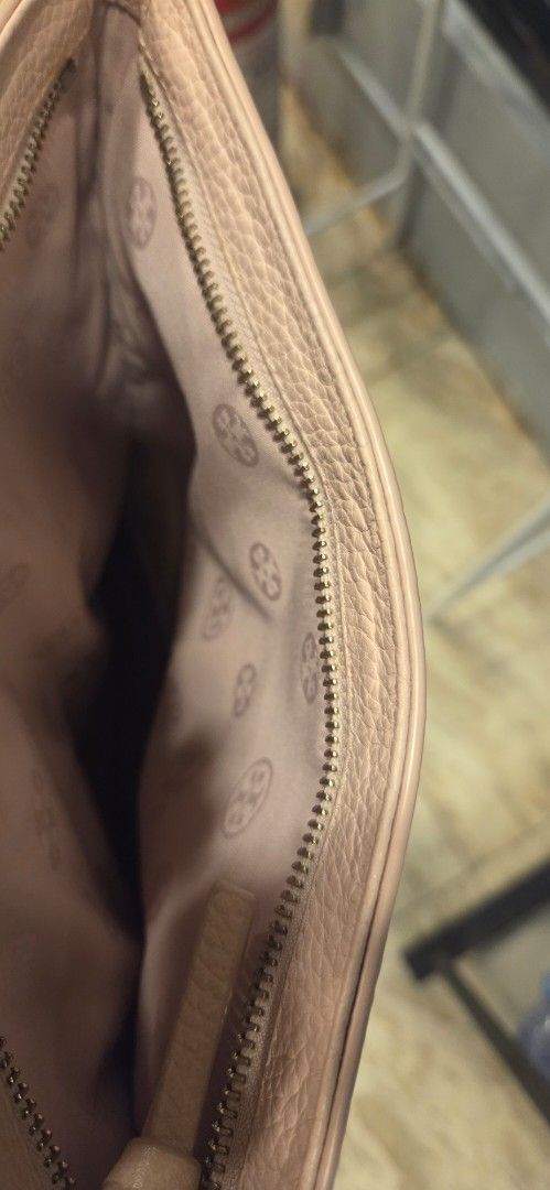 Tory Burch Pink Leather Shoulder Bag (Category: Luxury Bags & Wallets) located in Makati City. Submitted by jheng0429 (Listing ID 1463996191, Image 2). Description: - Beautiful light pink Tory Burch shoulder bag - Genuine textured leather exterior - Interior features iconic Tory Burch logo pattern - Adjustable strap for comfortable wear - Ideal for everyday style and practicality.