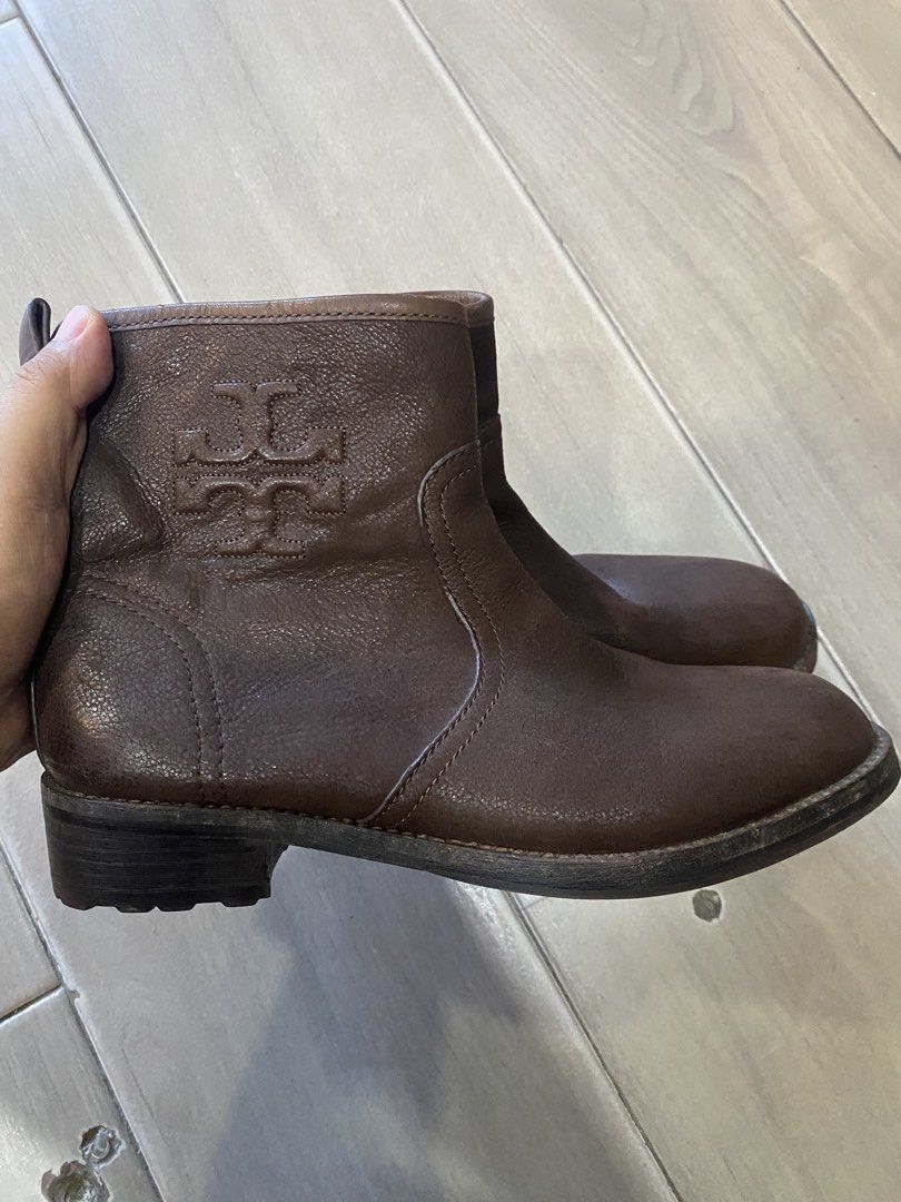 Tory Burch Simone Brown Leather Ankle Boot (Category: Boots) located in San Jose. Submitted by shady.archives (Listing ID 1464019264, Image 1). Description: Tory Burch Simone Brown Leather Ankle Boot Ankle boots with embossed Tory Burch logo on the side and stacked low heel Size US: 9M Women JP/CM: ~26 cm .