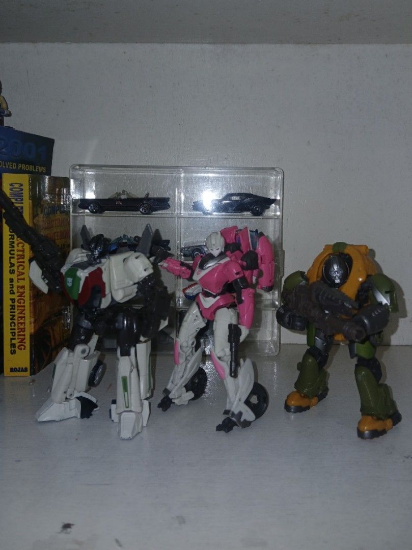 Transformers Studio Series 7 Figures Lot Sale (Category: Figurines & Statues) located in Manila. Submitted by nanosh1ii69200 (Listing ID 1463894606, Image 3). Description: READ FIRST FOR SALE! PER SET or P4,500 Take all (Quitting price) SET 1 - 4000 BIB SS80 Brawn BIB SS81 Wheeljack BIB SS85 arcee Loose SS49 Bumblebee Set 2 - 900 3 loose figures: Optimus prime, Ironhide, HotRod Meetup Only: Around Metro Manila.