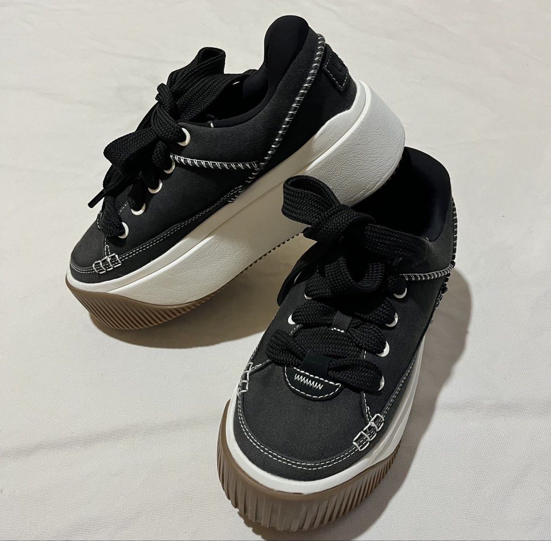 UGG EZ-Duzzit platform sneakers (Category: Shoe inserts) located in Samal. Submitted by thatsodd (Listing ID 1464034842, Image 1). Description: .