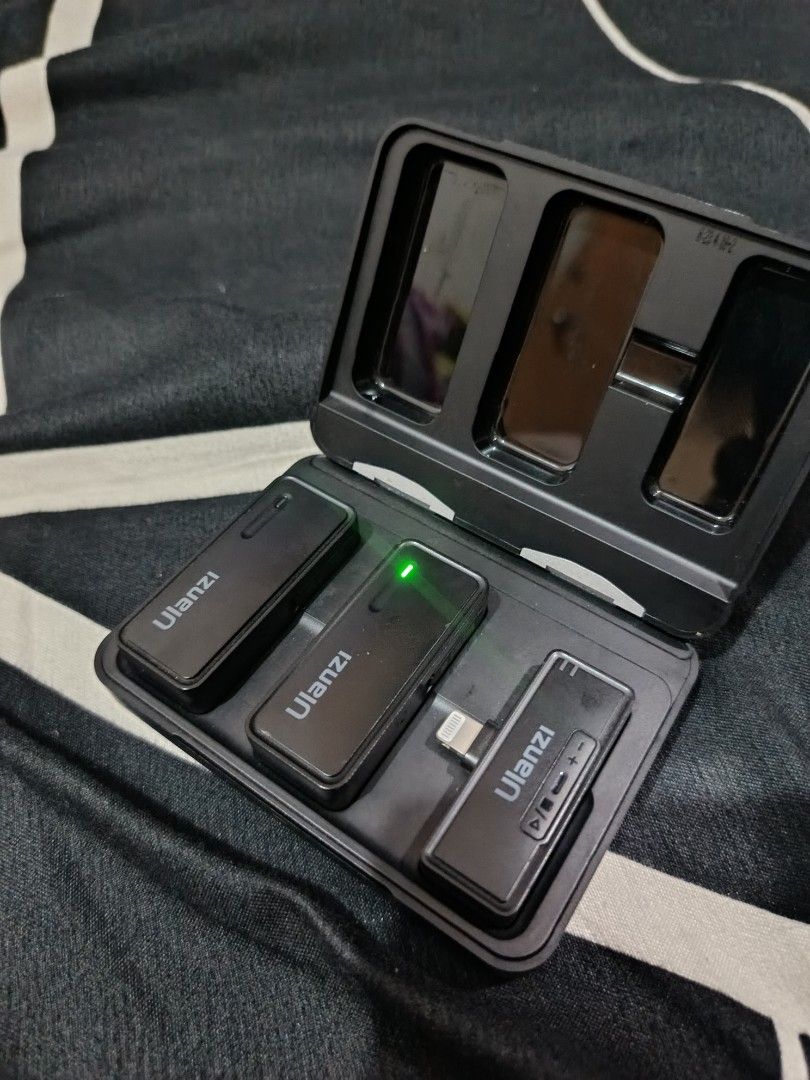Ulanzi UW-Mic 20P Wireless Microphone (Category: Microphones) located in Manila. Submitted by unplnndco. (Listing ID 1463989132, Image 3). Description: Core SpecificationsWireless Frequency: 2.4 GHz stable digital transmission. Interface Connector: Lightning (MFi certified for official iOS compatibility). Polar Pattern: Omnidirectional 360° surround sound pickup. Audio Sampling Rate: 48KHz high-fidelity capture. Maximum Range: Up to 100 meters (3