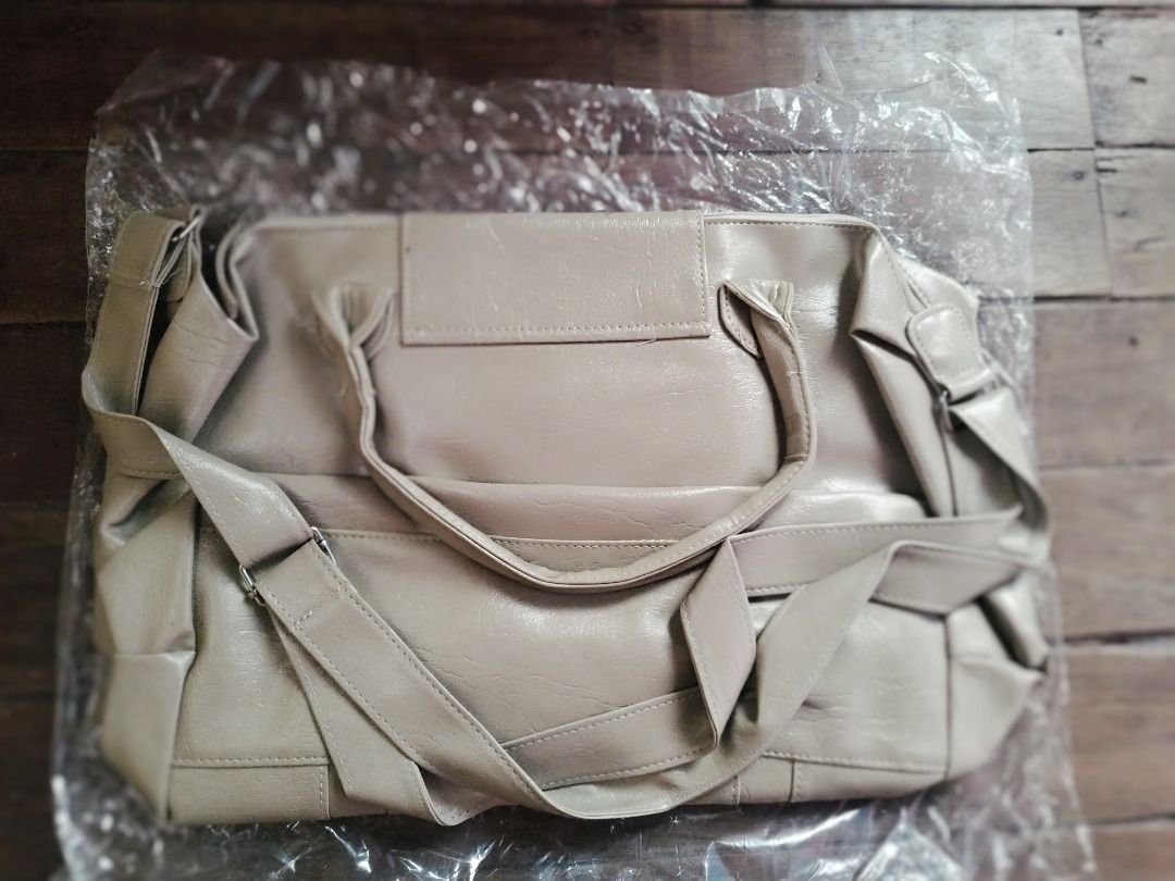 Ultimate Oversized Handbag with Sling (Category: Shoulder Bags) located in Cavite. Submitted by plorb (Listing ID 1463974719, Image 2). Description: Ultimate Oversized Handbag with Sling Brand: Avon Condition: New, unused ₱600.