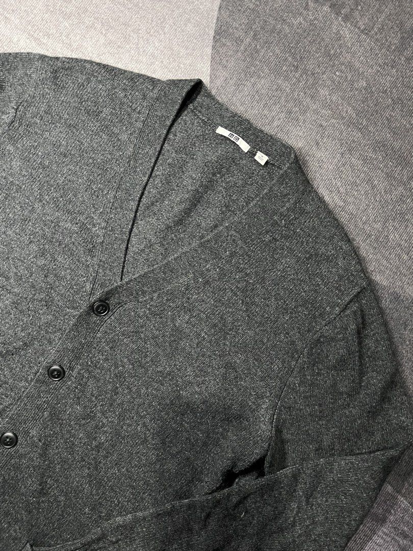UNIQLO (Category: Longsleeves) located in City of Isabela. Submitted by ibzagga (Listing ID 1464091234, Image 3). Description: 19 width 26 length .