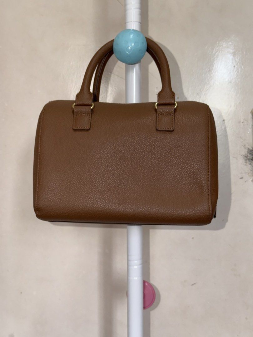 Uniqlo Boston Bag Mini (Category: Cross-body Bags) located in Cavite. Submitted by nikka.am (Listing ID 1460144723, Image 1). Description: - color: brown - 100% authentic - with removable strap this is preloved. used but not abused, please manage your expectations..