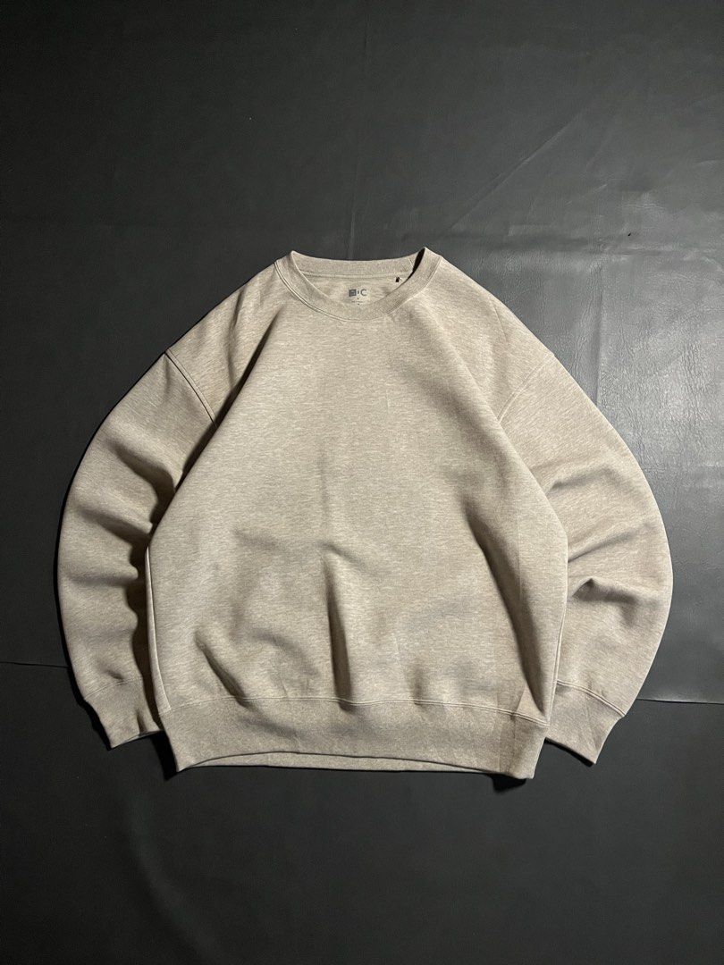 UNIQLO C (Category: Hoodies) located in Aurora. Submitted by dl.thrift06 (Listing ID 1464057574, Image 1). Description: Dimes: (INCHES) W-23 L-27 Large best fit Issue:❌.