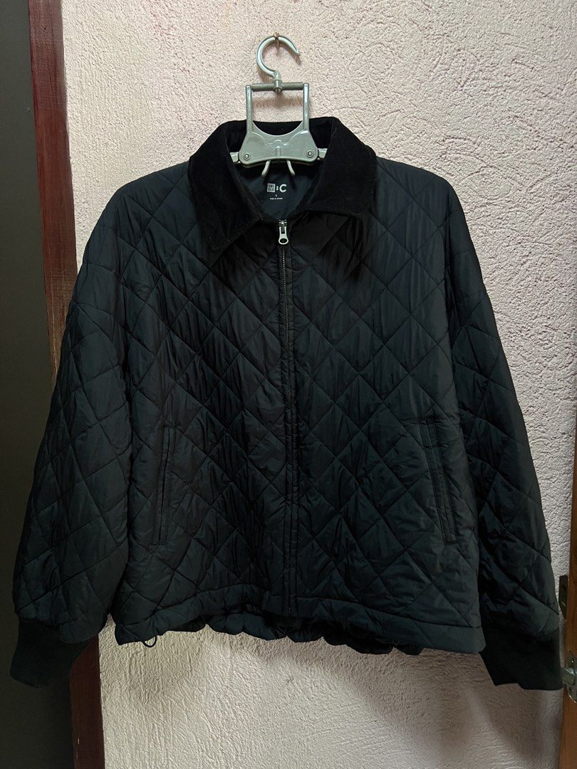 UNIQLO :C Quilted Jacket Black Size L (Category: Coats, Jackets and Outerwear) located in Nabua. Submitted by gandathriftstore (Listing ID 1463971240, Image 1). Description: -Black Uniqlo : C PUFFTECH Warm Padded Blouson featuring a quilted diamond pattern and a contrasting corduroy collar AS NEW NO ISSUE 24x24 dimension 10/10 condition .