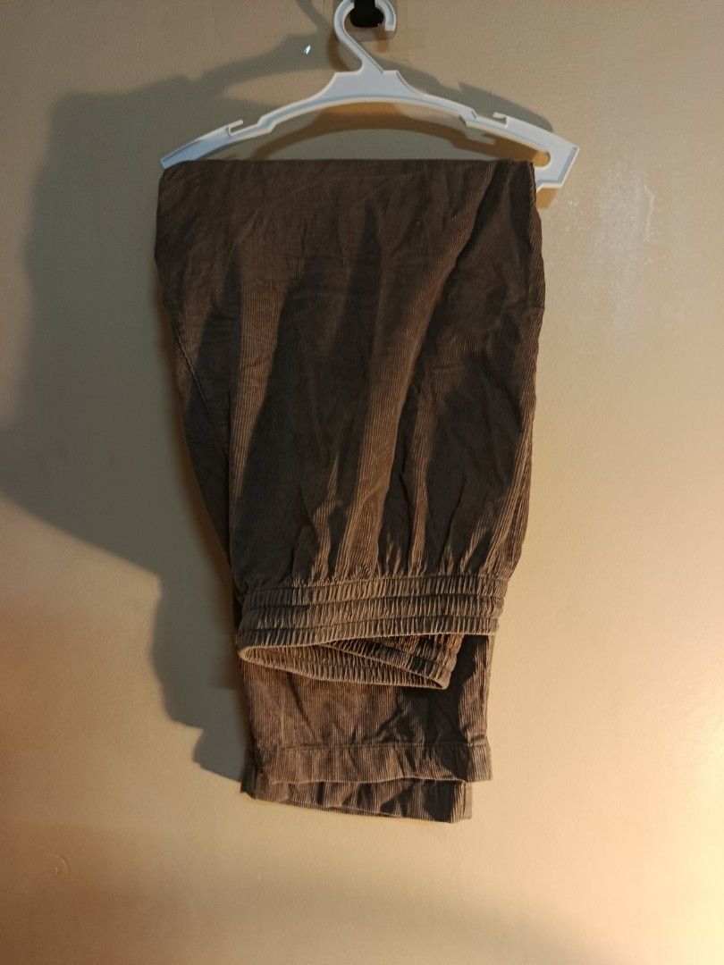 Uniqlo Corduroy Easy Pants (Category: Trousers) located in Quezon City. Submitted by y12-baby (Listing ID 1464093925, Image 1). Description: color: 10/10 condition: 8/10 mod: gcash/maya/maribank + sf! pm for dimes!.