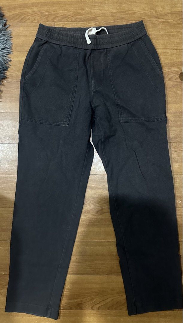 Uniqlo Jogger Pants Size S (Category: Joggers) located in Manila. Submitted by kedno (Listing ID 1464045316, Image 1). Description: - Uniqlo Jogger Pants - Color: Charcoal Gray - Features: Elastic waistband with drawstring, two front pockets - Origin: Made in Vietnam - Fit: Comfortable for everyday wear.