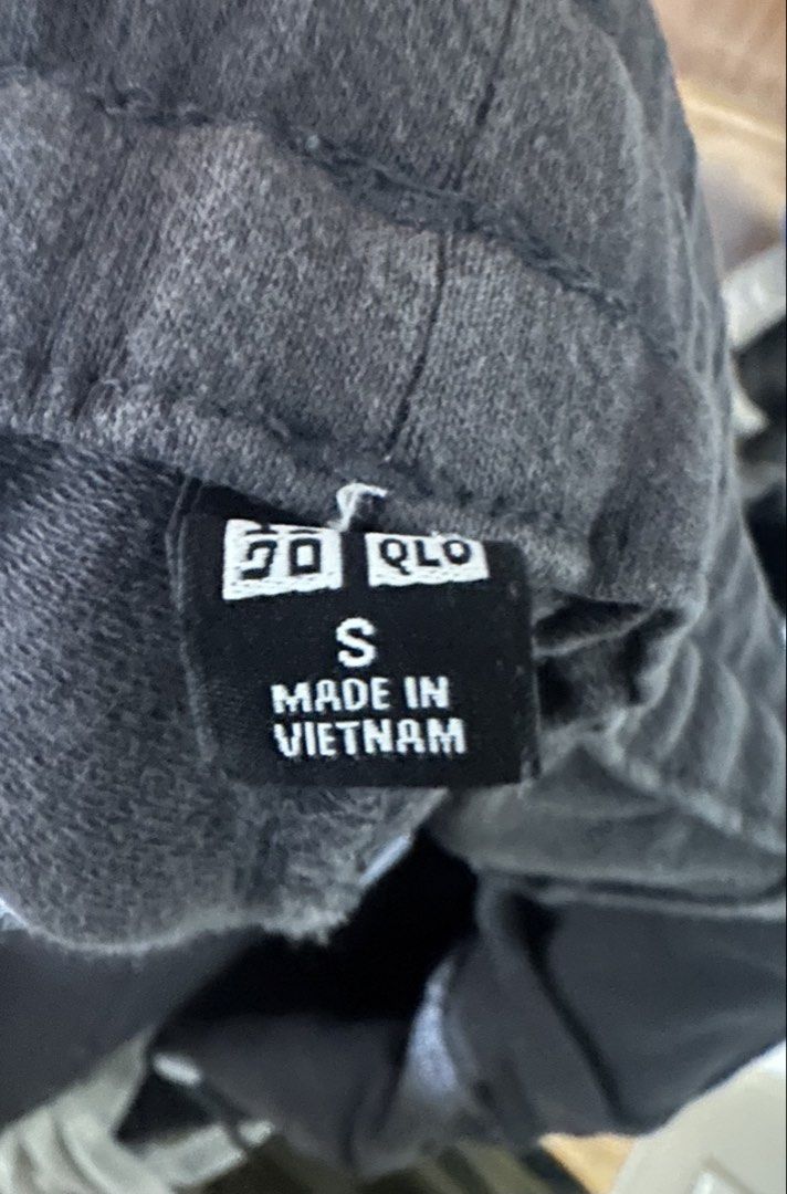 Uniqlo Jogger Pants Size S (Category: Joggers) located in Manila. Submitted by kedno (Listing ID 1464045316, Image 2). Description: - Uniqlo Jogger Pants - Color: Charcoal Gray - Features: Elastic waistband with drawstring, two front pockets - Origin: Made in Vietnam - Fit: Comfortable for everyday wear.
