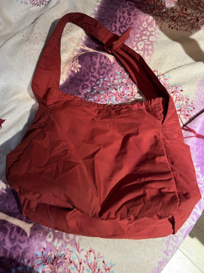 UNIQLO Puffy Shoulder Bag (Category: Shoulder Bags) located in Manila. Submitted by nissi.b (Listing ID 1463915104, Image 2). Description: still in good condition pm for actual photos loc: sta. mesa, manila.