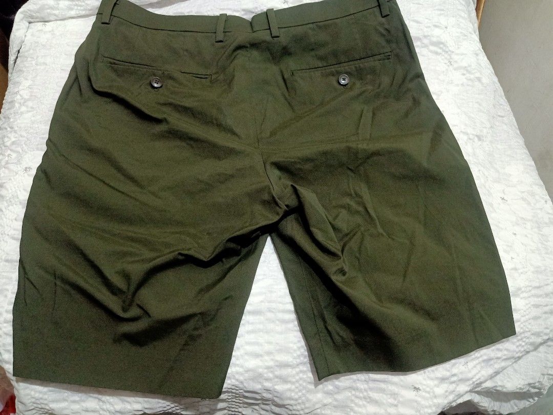 Uniqlo short (Category: Shorts) located in Pasig City. Submitted by urdal01 (Listing ID 1463995286, Image 3). Description: goodcondition/pre love waistline 34 length 19inch polyester cotton not stretchy.
